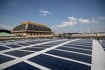 Solární panely na střeše provozní budovy Národního divadla v Praze.