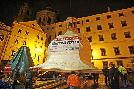 Za asistence obřího jeřábu se uskutečnilo brzy ráno ve čtvrtek 25. září přemístění nové velké kopule Malostranské besedy od vltavského břehu na Malostranské náměstí, kde bude v neděli slavnostně usazena na střechu.