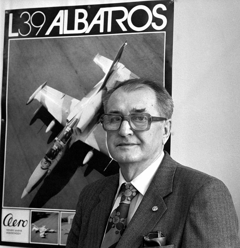 Jan Vlček. Otcem populárních L-39 Albatrosů byl konstruktér Jan Vlček. První let se uskutečnil roku 1968 v Letňanech a stal se jednotným výcvikovým letounem armád Varšavské smlouvy. Dodnes zůstává nejpoužívanějším proudovým výcvikovým letounem na světě.