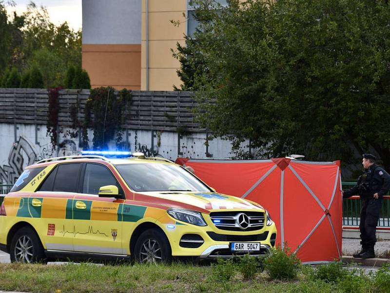 Cyklistka v pražských Kyjích nepřežila střet s autobusem.