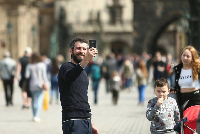 Centrum Prahy v neděli 11. dubna 2021. Lidé často neměli zakryté dýchací cesty respirátorem či alespoň chirurgickou rouškou.