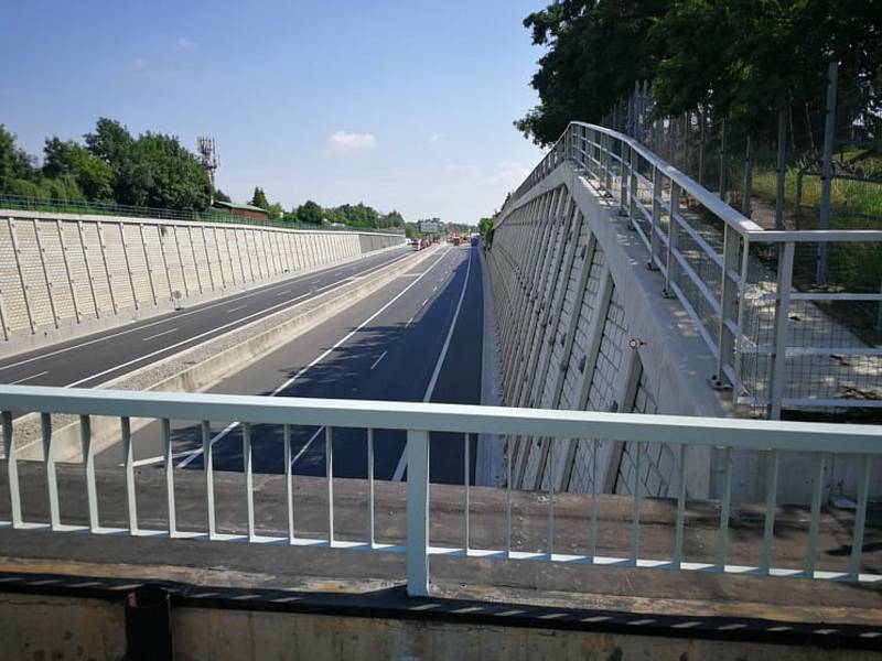 Ještě v pondělí 26. 7. 2021 nebyla dálnice D11 kvůli demolici mostu průjezdná. Akce přitom měla trvat jen do nedělního rána. Příměstské autobusy nabíraly až hodinová zpoždění.