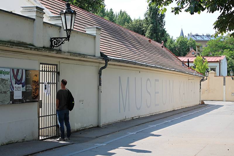 Technickou místnost Musea Kampa ve středu 15. 7. 2020 zachvátil požár, díla pak byla dočasně zakryta igelitem.