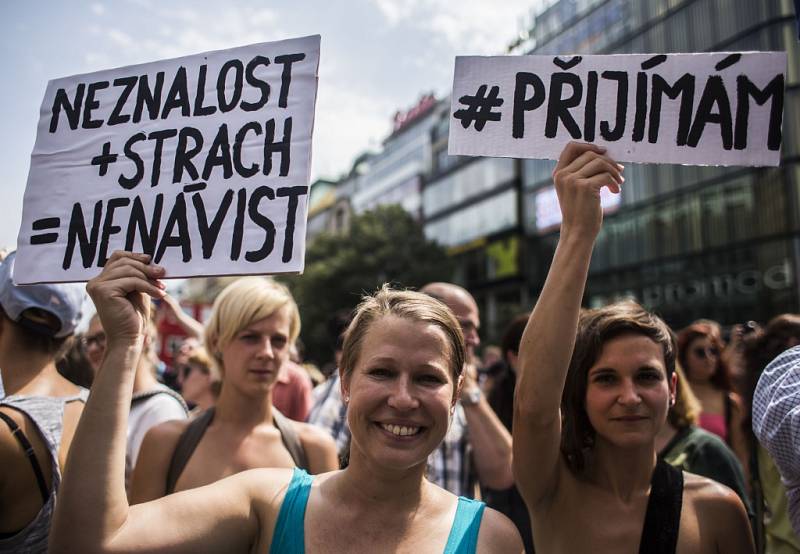 Demonstrace za solidaritu s uprchlíky a proti šíření nenávisti se uskutečnila v sobotu 18. července 2015 na pražském Můstku.