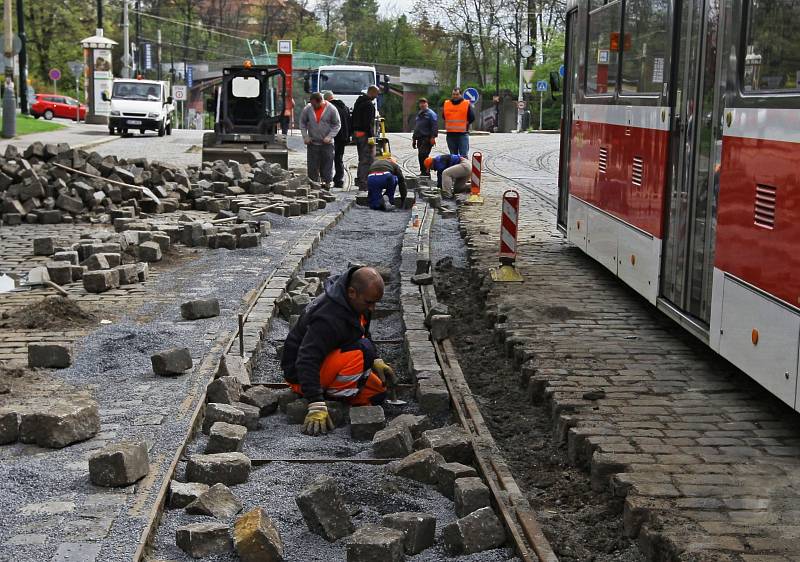 Oprava tramvajových kolejí v ulici Badeniho.