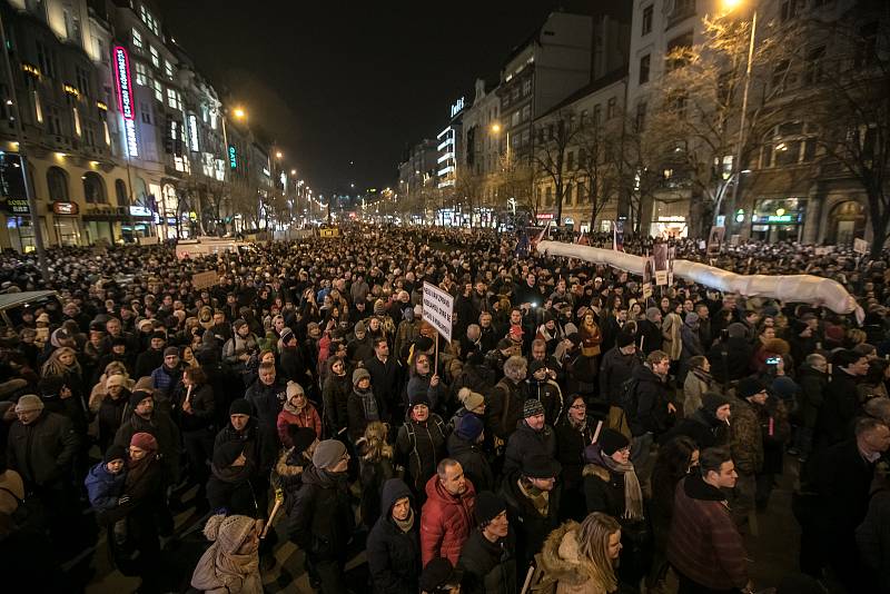 Tisíce lidí protestovaly 5. března na pražském Václavském náměstí proti zvolení Radka Ondráčka do kontrolní komise GIBS a proti premiérovi Babišovi.