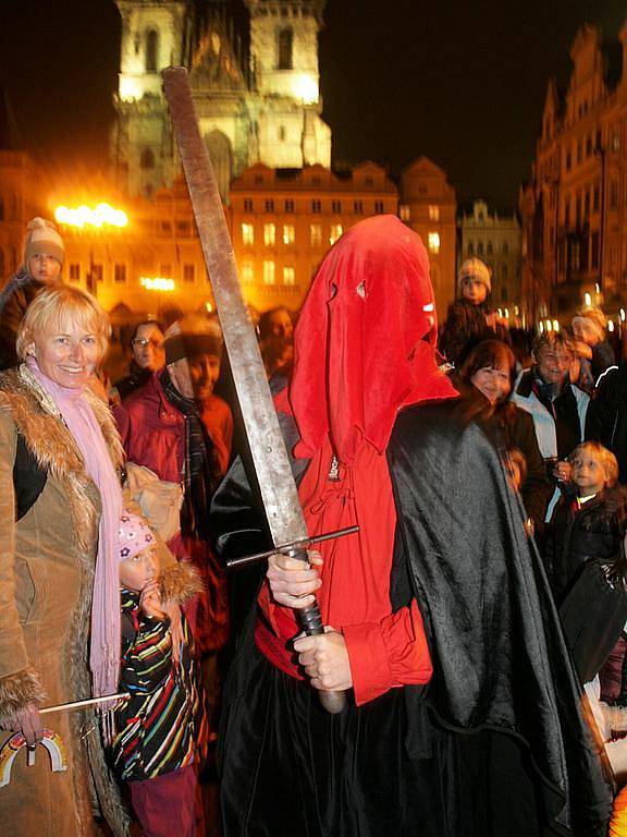 Staropražskými ulicemi a zákoutími v úterý 1. listopadu 2011 večer prošel průvod pražských strašidel. Třetího ročníku akce, kterou pořádá Muzeum pražských pověstí a strašidel, se zúčastnily asi dvě desítky kostýmů.