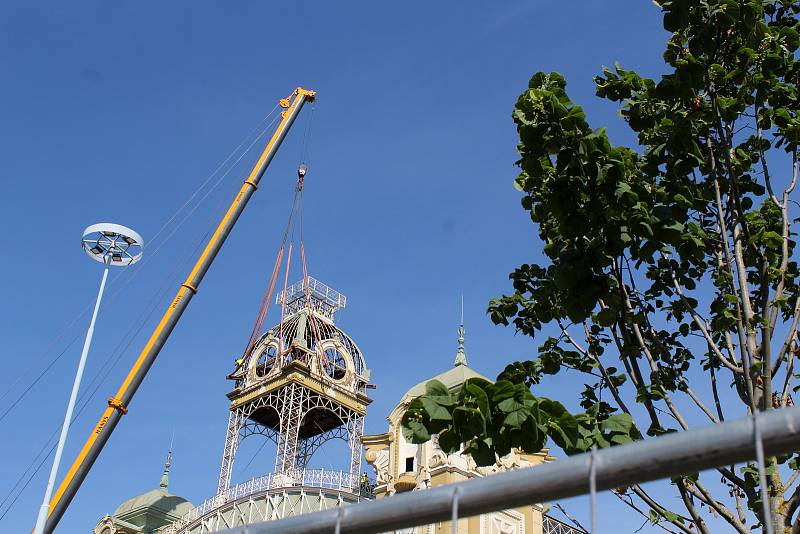 Snesení hodinové věže Průmyslového paláce pro následnou kompletní rekonstrukci, 22. 6. 2022.