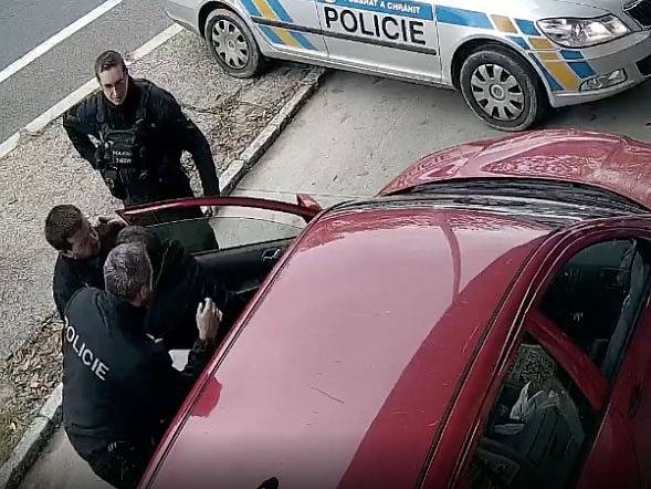 Stopař odcizil auto muži, který mu nabídl pomoc. Policie ho zadržela na benzínce.