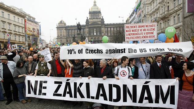 Demonstrace proti radaru Ne základnám! při návštěvě Baracka Obamy v Praze.