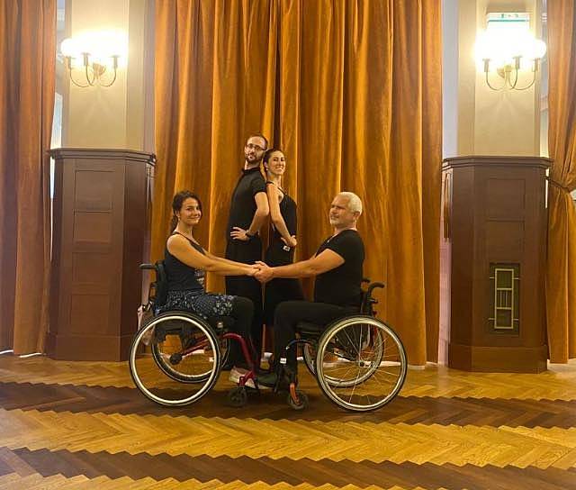 Kristýna Mücková a Vítězslav Rázek s tanečníky na vozíku.