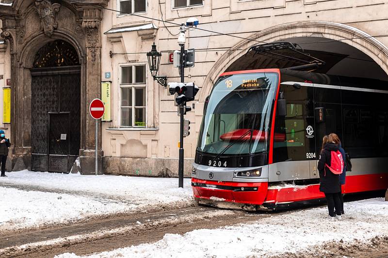 Sněhová kalamita způsobila 8. února 2021 komplikace ve veřejné dopravě v Praze a okolí.