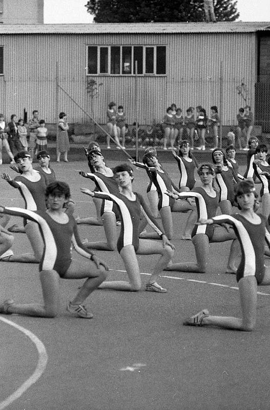 POUPATA. Cvičení starších žákyň v rámci spartakiády v roce 1985 na ne hřišti současné tělovýchovné jednoty Astra.