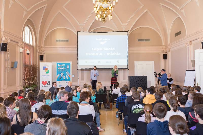 Vylepšení, která si vymyslely samy děti, se brzy dočkají dvě školy z Michle. To je výsledek dlouhodobého soutěžního projektu Lepší škola.