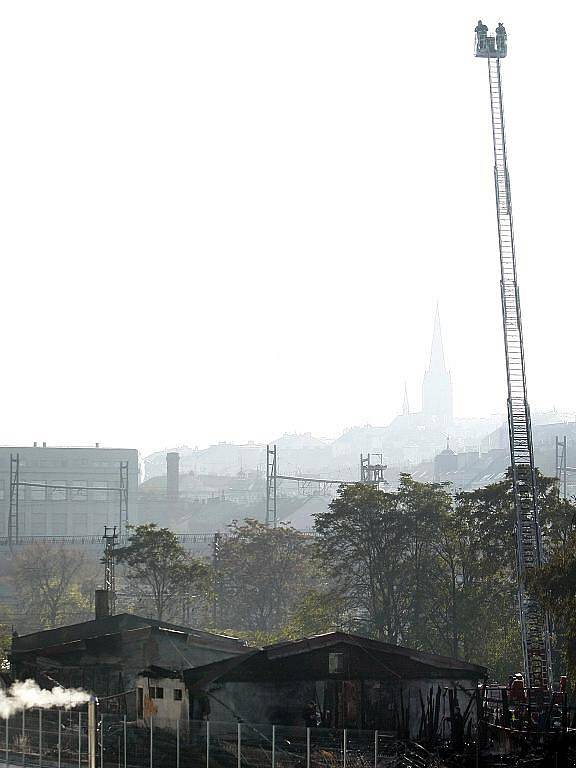 Záchranáři a policisté ohledávali ráno 27. října 2010 místo požáru drážní budovy vedle autobusového nádraží Praha-Florenc.