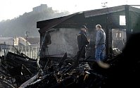 Záchranáři a policisté ohledávali ráno 27. října 2010 místo požáru drážní budovy vedle autobusového nádraží Praha-Florenc.