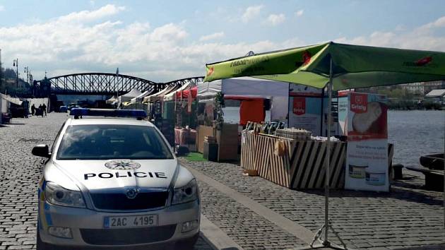 V Praze byl nalezen ruční granát. Policie uzavřela náplavku.