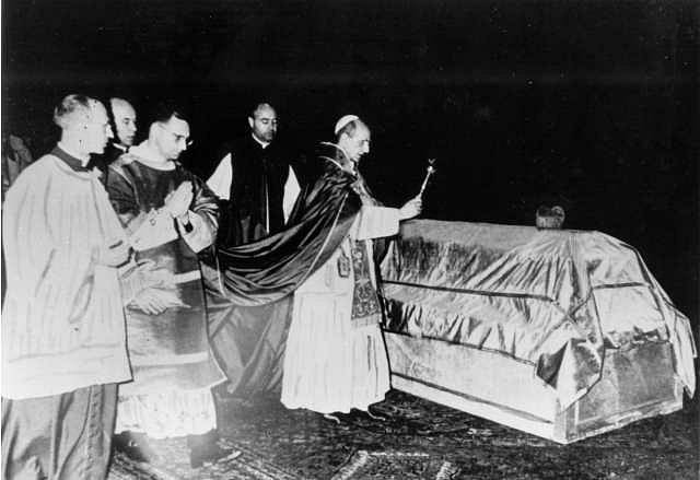 papež Pavel VI. žehná tělesným ostatkům zesnulého kardinála Berana.