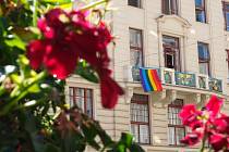 Náměstkyně primátorky Petra Kolínská (Zelení) vyvěsila na magistrátu duhovou vlajku na podporu festivalu Prague Pride.