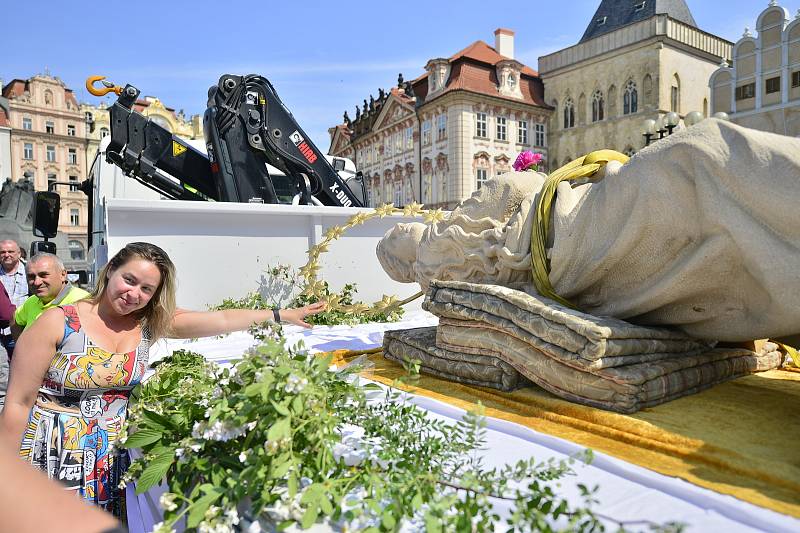 Na Staroměstském náměstí v Praze byla 4. června 2020 vztyčena replika mariánského sloupu ze 17. století.