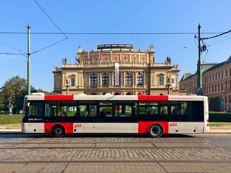 Tramvaj Škoda 14T v nové vizuální šedo-červené podobě Pražské integrované dopravy (PID). První vozem v nových barvách byl autobus značky SOR.