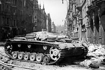 V ulici Pařížská, která se ze Protektorátu jmenovala Norimberská, zničili povstalci obrněné vozidlo.