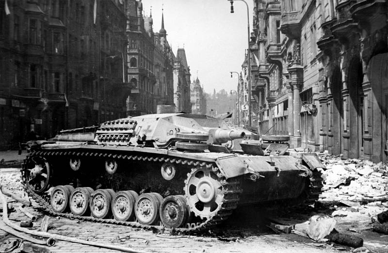 V ulici Pařížská, která se ze Protektorátu jmenovala Norimberská, zničili povstalci obrněné vozidlo.