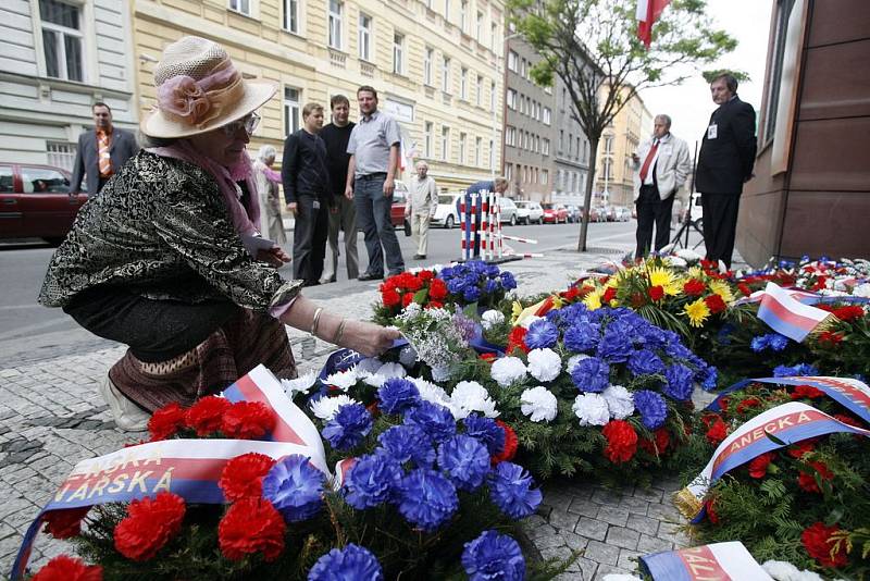 Pietní vzpomínka na oběti bojů u budovy Českého rozhlasu u příležitosti 64. výročí začátku Pražského povstání se konala stejně jako loni i letos z důvodu rekonstrukce historické budovy na Vinohradské třídě u vchodu do Českého rozhlasu z Římské ulice.