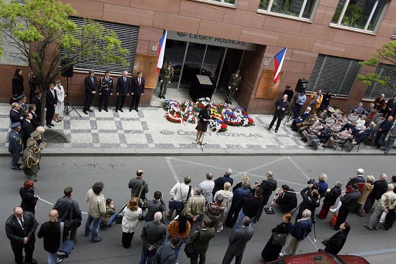 Pietní vzpomínka na oběti bojů u budovy Českého rozhlasu u příležitosti 64. výročí začátku Pražského povstání se konala stejně jako loni i letos z důvodu rekonstrukce historické budovy na Vinohradské třídě u vchodu do Českého rozhlasu z Římské ulice.