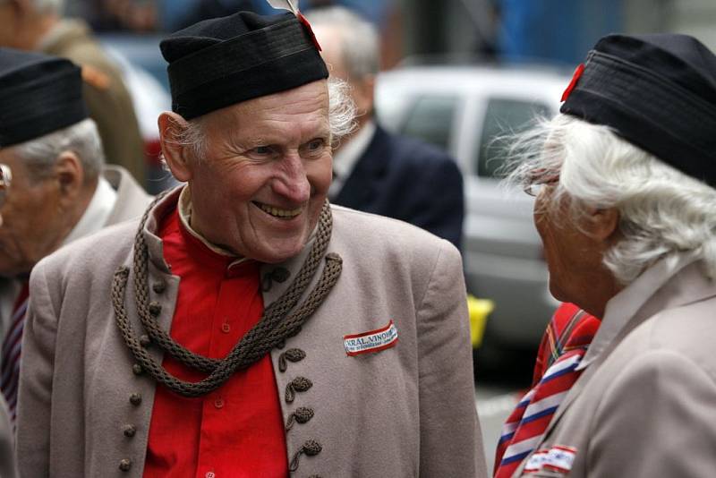 Pietní vzpomínka na oběti bojů u budovy Českého rozhlasu u příležitosti 64. výročí začátku Pražského povstání se konala stejně jako loni i letos z důvodu rekonstrukce historické budovy na Vinohradské třídě u vchodu do Českého rozhlasu z Římské ulice.