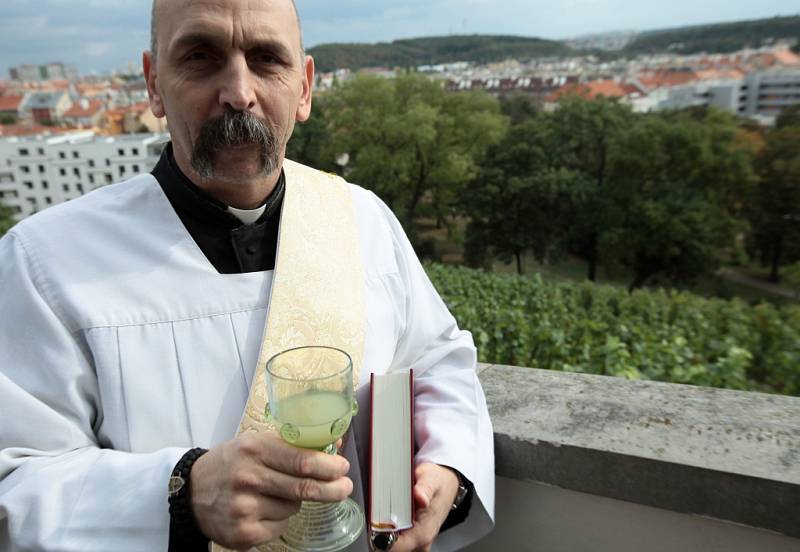 Vinobraní na Grébovce 2015 za účasti starostky Prahy 2 Jany Černochové.