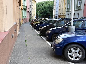 Parkování v Horní ulici v Nuslích.