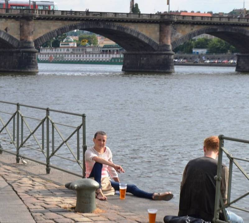 Pohoda na náplavce na Rašínově nábřeží v Praze.