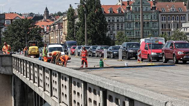 Opravy silnic a uzavírky způsobují kolony aut - Jiráskův most.