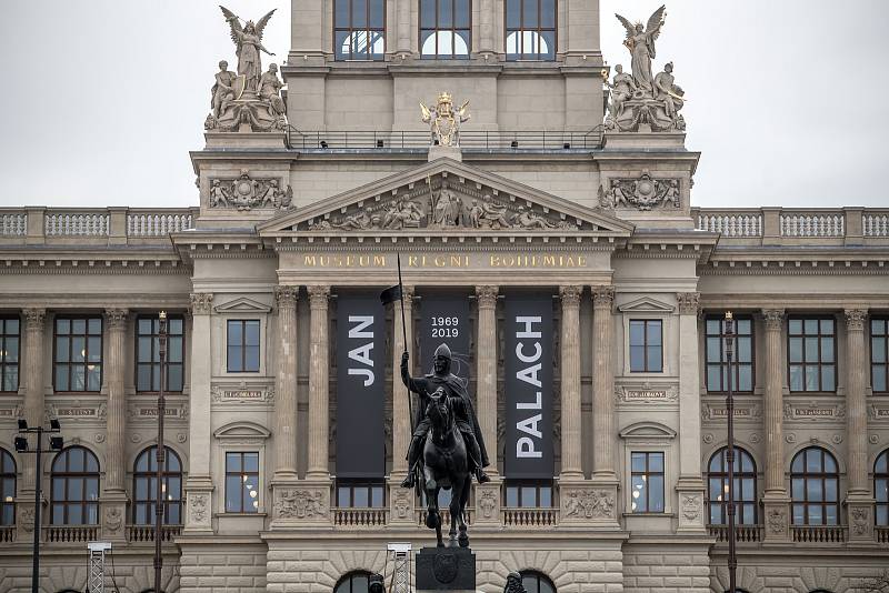 Lidé si připomínali 16. ledna památku Jana Palacha při výročí 50 let jeho upálení před budovou Národního muzea v Praze.