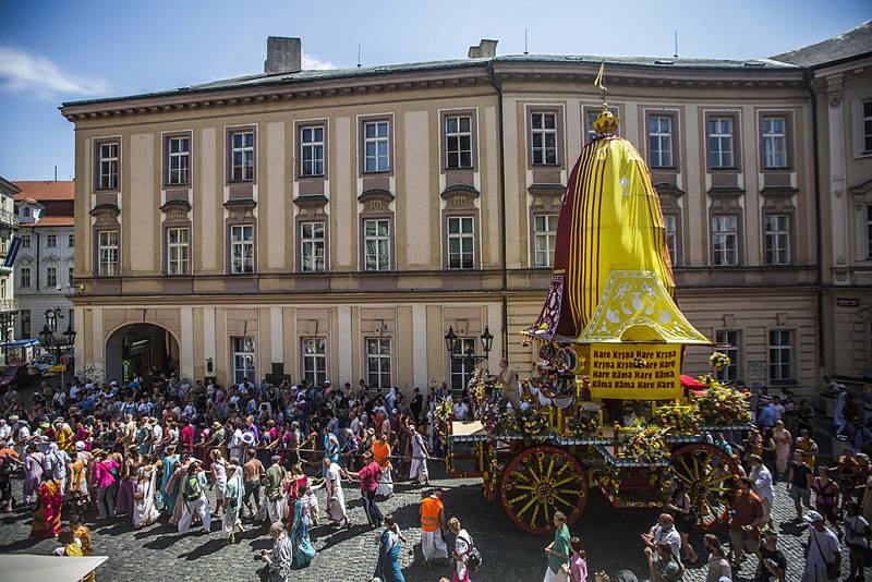 Průvod indického festivalu Ratha-Yatra prošel 19. července centrem Prahy.