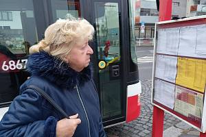 Seniorka Eva Marušková, vedoucí klubu důchodců Jordana Jovkova na Praze 12, vysvětluje, jak se seniorům zkomplikovala doprava po zrušení autobusové linky 165