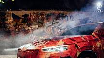 Automobil Škoda Scala v maskování u Lennonovy zdi v Praze.