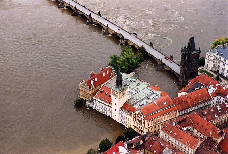 Ničivá povodeň před dvaceti lety – v roce 2002, Karlův most