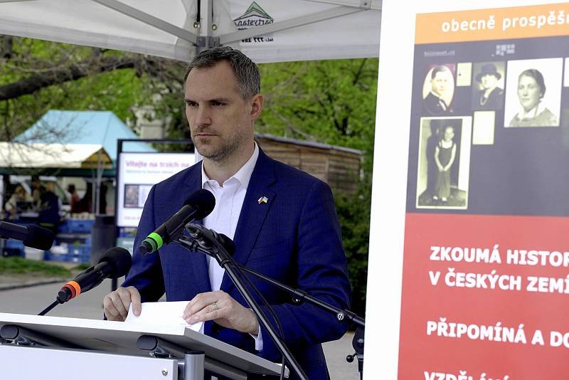 Veřejné čtení jmen obětí holocaustu na Náměstí Jiřího z Poděbrad 28. dubna 2022.
