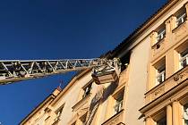 Pražští hasiči zasahují u požáru v Nuslích. Dva muži byli popálení.