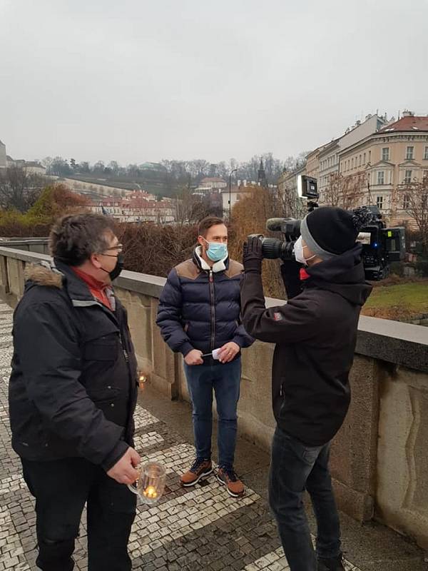 Protest proti protiepidemickým opatřením - Sídlo Úřadu vlády v Praze propojil 3. ledna 2021 se Staroměstským náměstím řetězec z půllitrů a skleniček se svíčkami na protest proti protiepidemickým opatřením vlády.