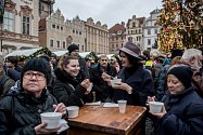  Pražská primátorka Adriana Krnáčová rozlévala 24. prosince na pražském Staroměstském náměstí rybí polévku.