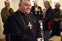 Arcibiskup kardinál Dominik Duka přichází na oběd s lidmi bez domova, v těžké životní či chudými, který 25. prosince 2019 v Arcibiskupském paláci v Praze na Hradčanech upořádala křesťanská komunita Sant\'Egidio.