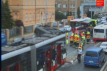 V Radlické ulici po srážce s autobusem vykolejila tramvaj.