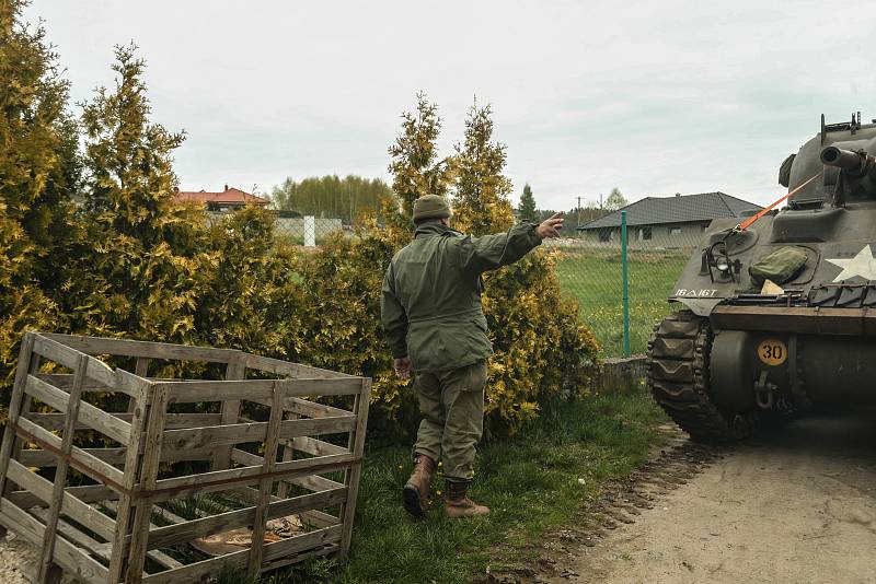 Přesun tanku Sherman z okraje Prahy na výročí osvobození do Plzně.