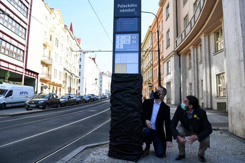 Praha testuje na Palackého náměstí nový zastávkový označník.