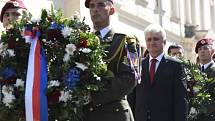 Atentátníci na říského protektora Reinharda Heydricha mají nový památník v Resslově ulici před kostelem.