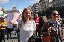 Pochod za mír se ve středu uskutečnil v Praze. Účastníci se vydali z Náměstí Míru na Staroměstské náměstí.