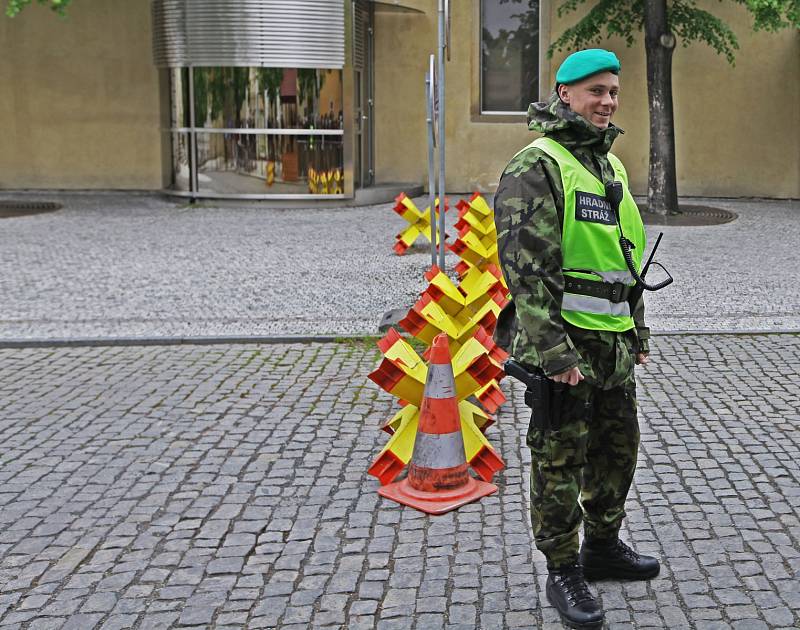 Fronty při bezpečnostní kontrole u vstupu do areálu Pražského hradu.
